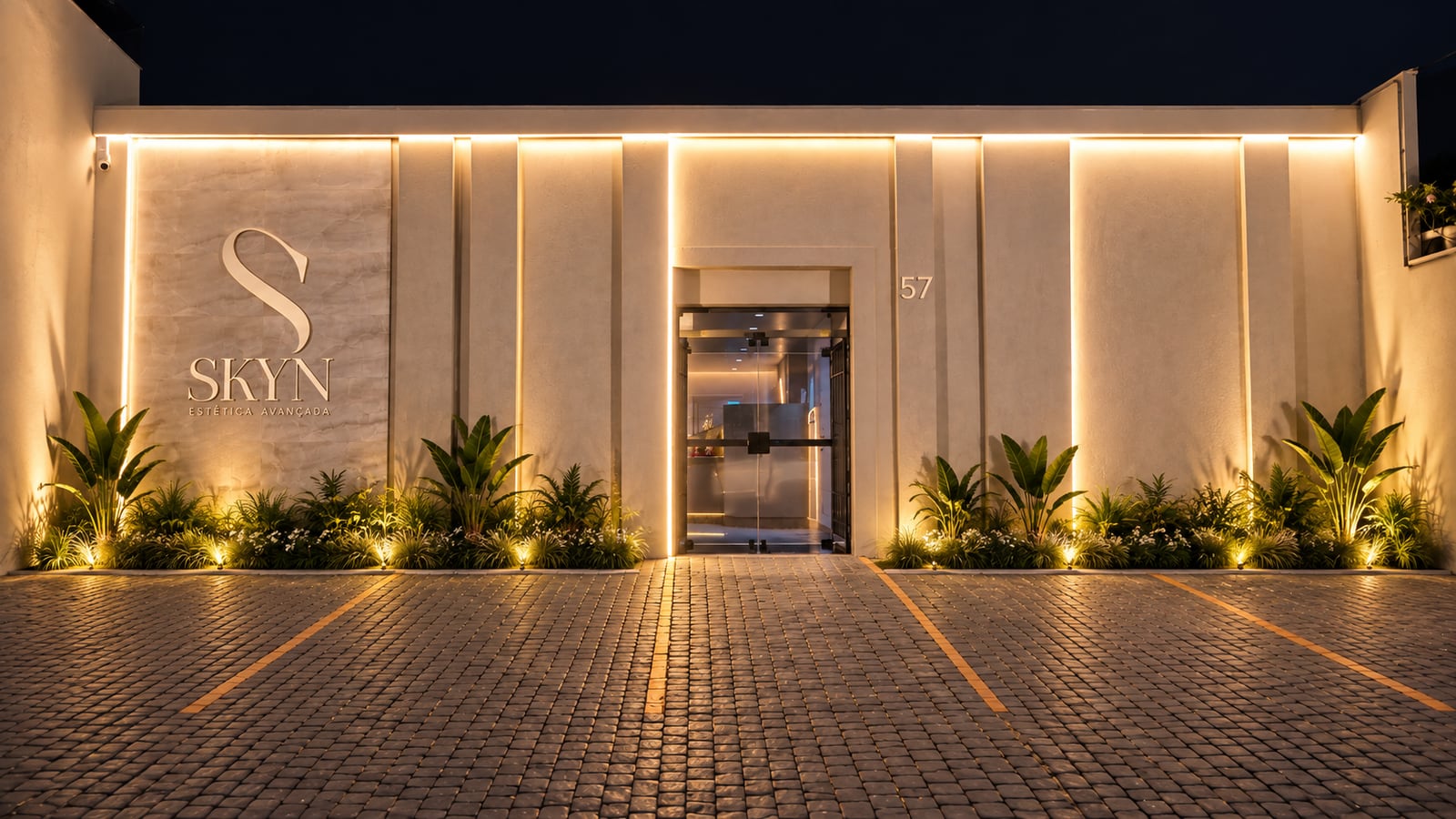 Fachada da Skyn Estética Avançada à noite — Rua Bernardo Cupertino, 57, bairro Martins, Uberlândia